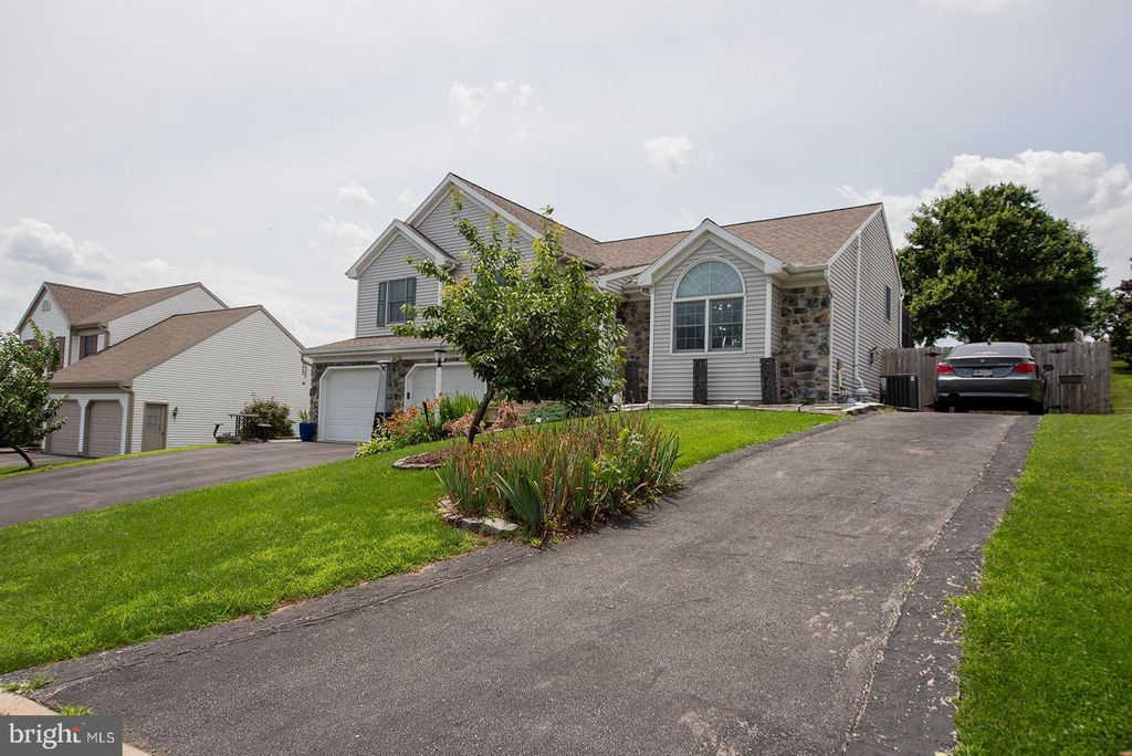 Photo of 34 Shefford Drive, ELIZABETHTOWN, PA 17022 (MLS # PALA2072314)