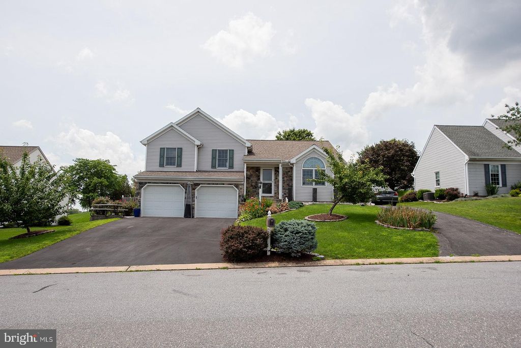 Photo of 34 Shefford Drive, ELIZABETHTOWN, PA 17022 (MLS # PALA2072314)