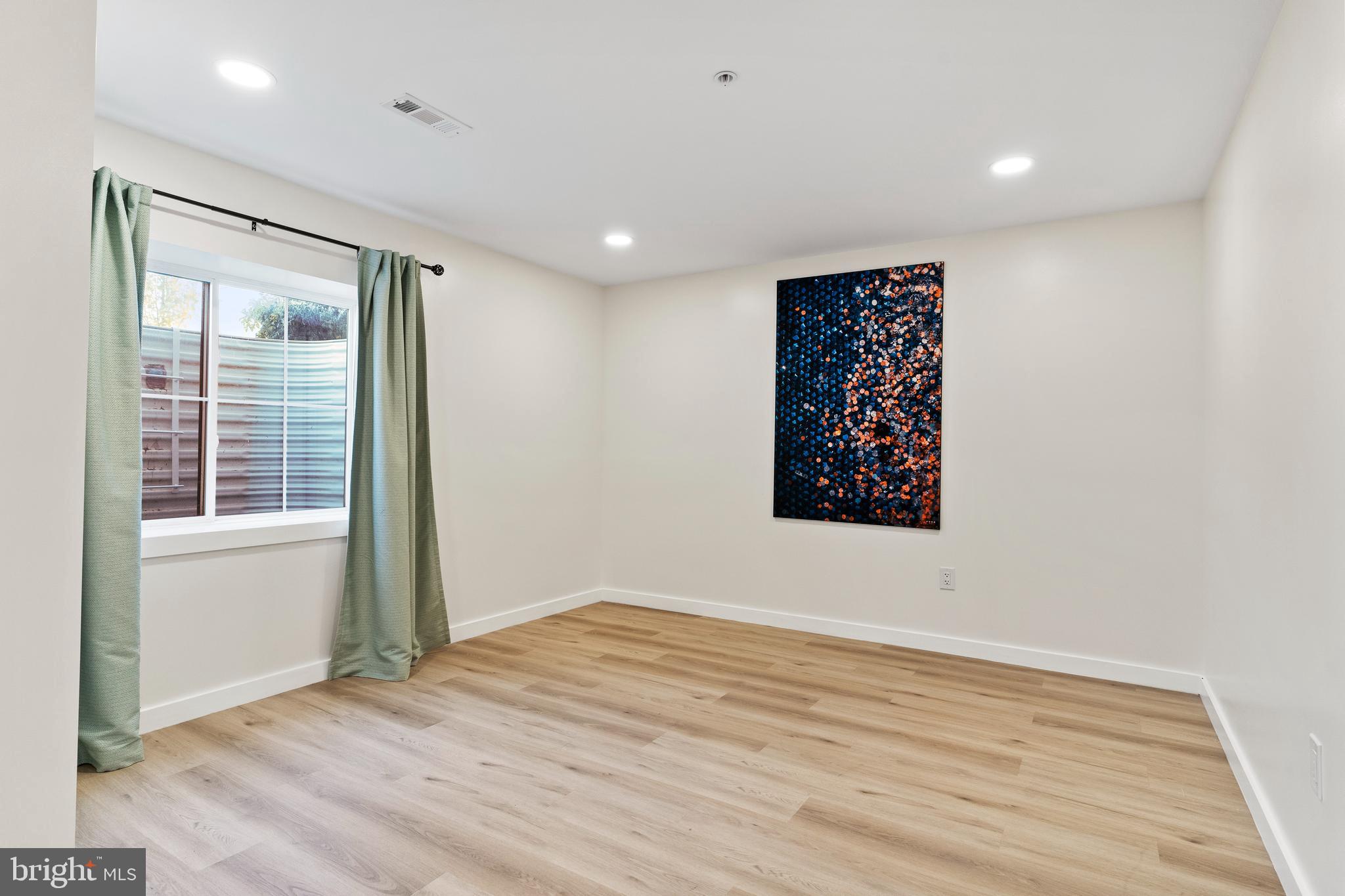 MADISON COURT - Residential