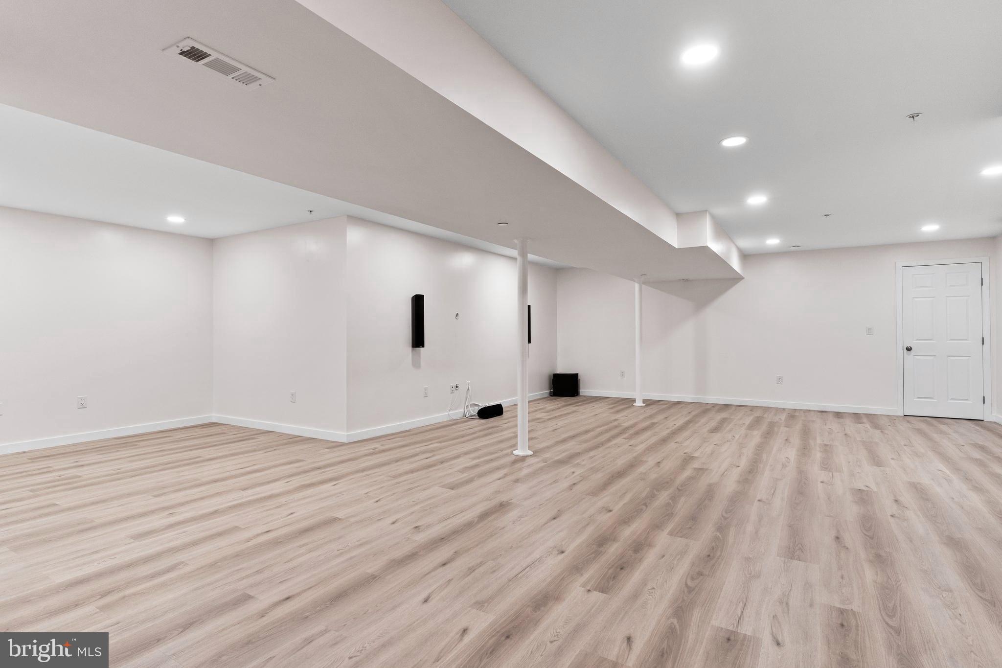 MADISON COURT - Residential