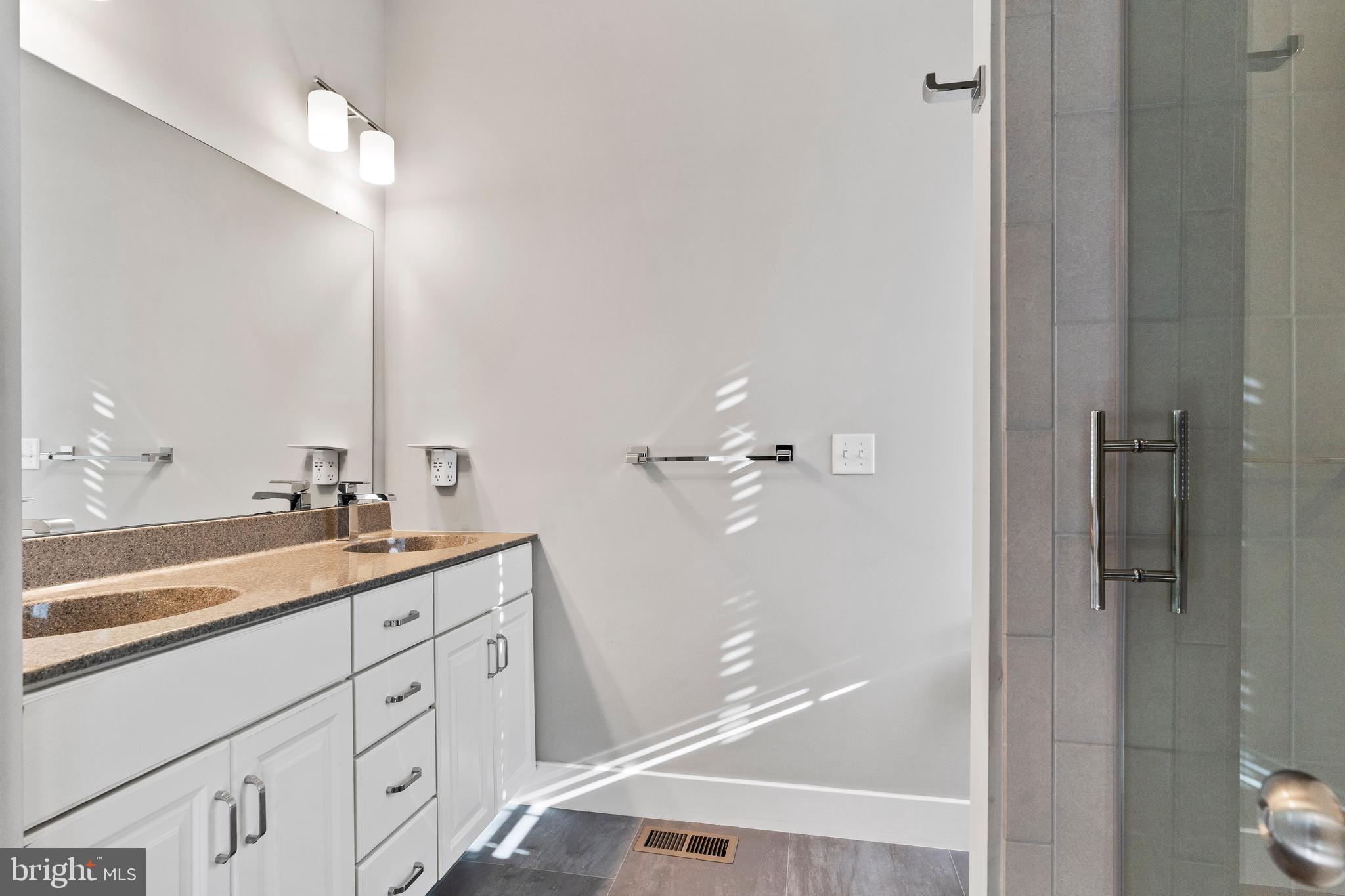 MADISON COURT - Residential