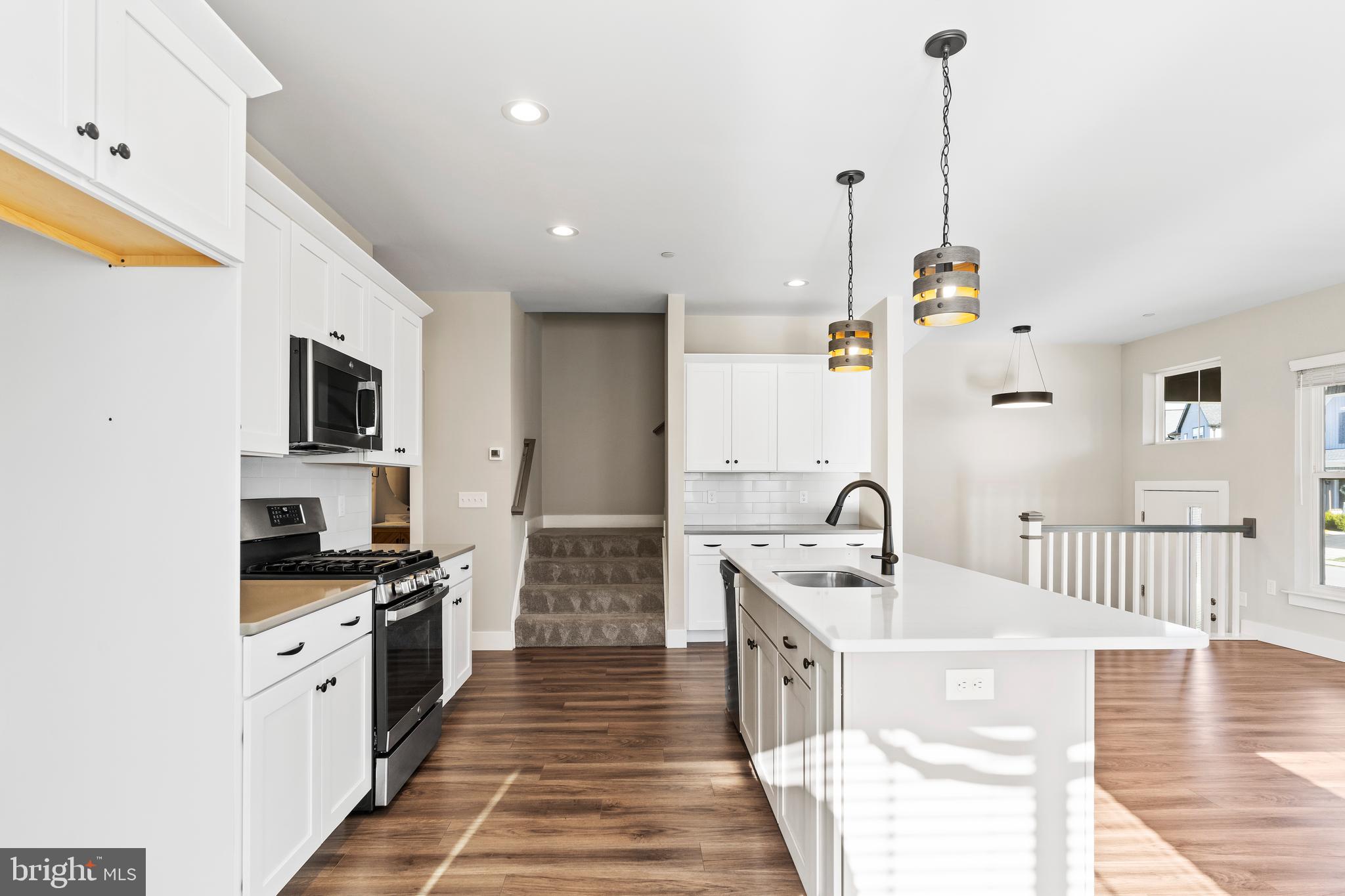 MADISON COURT - Residential