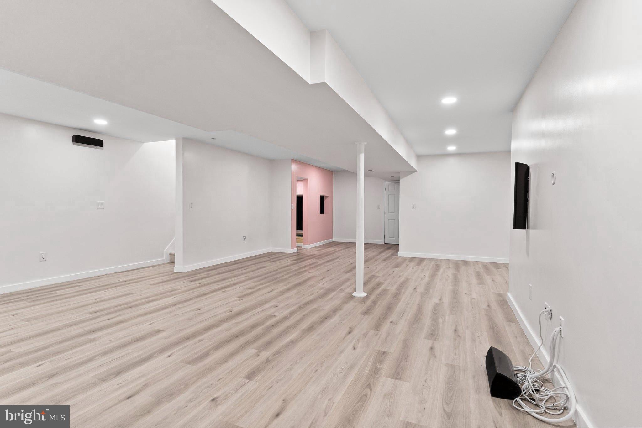 MADISON COURT - Residential