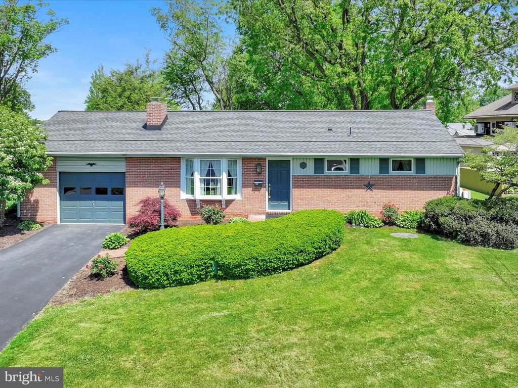 Photo of 79 W Main Street, LEOLA, PA 17540 (MLS # PALA2068594)