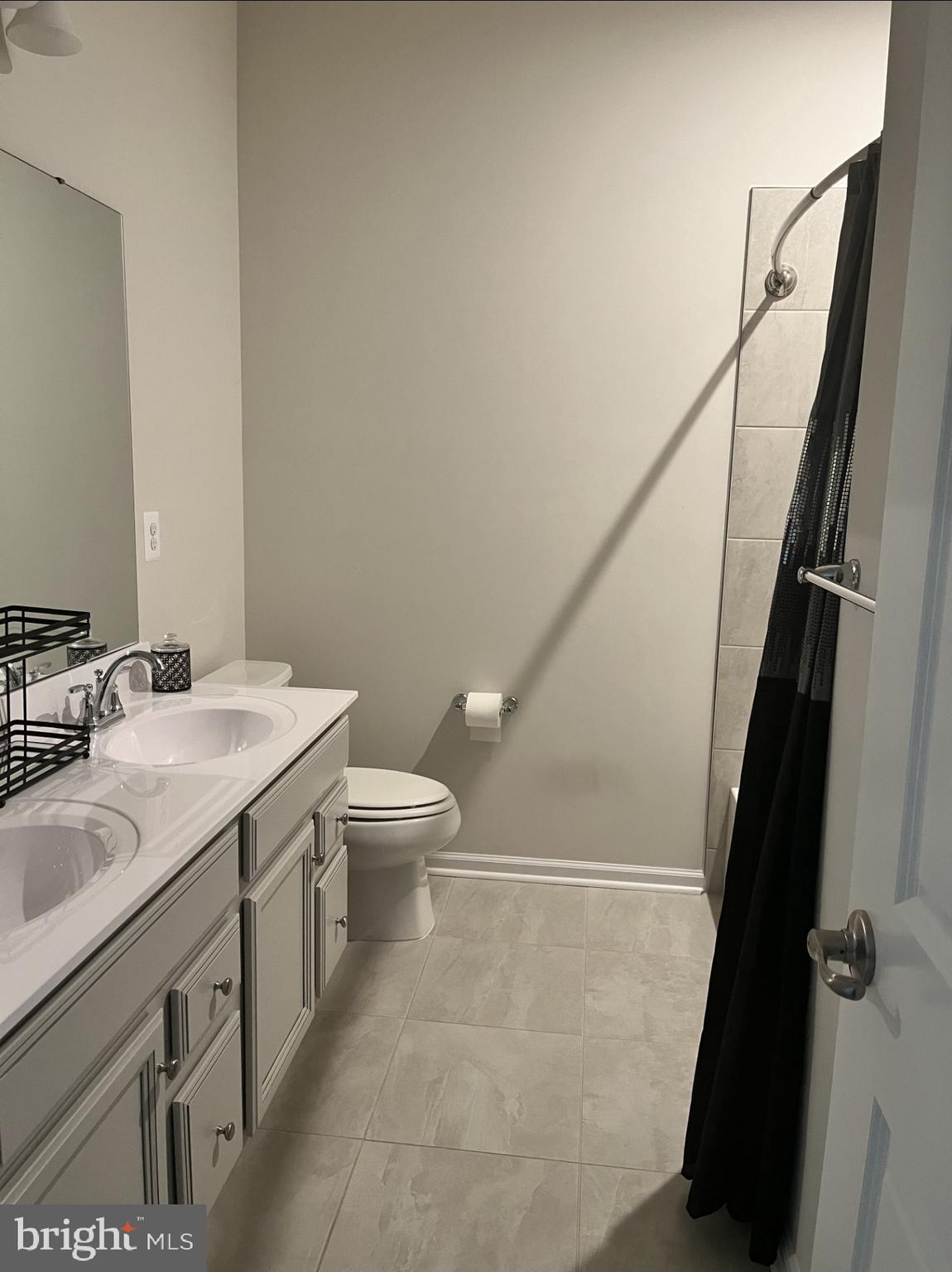 INDEPENDENCE SQUARE - Residential Lease