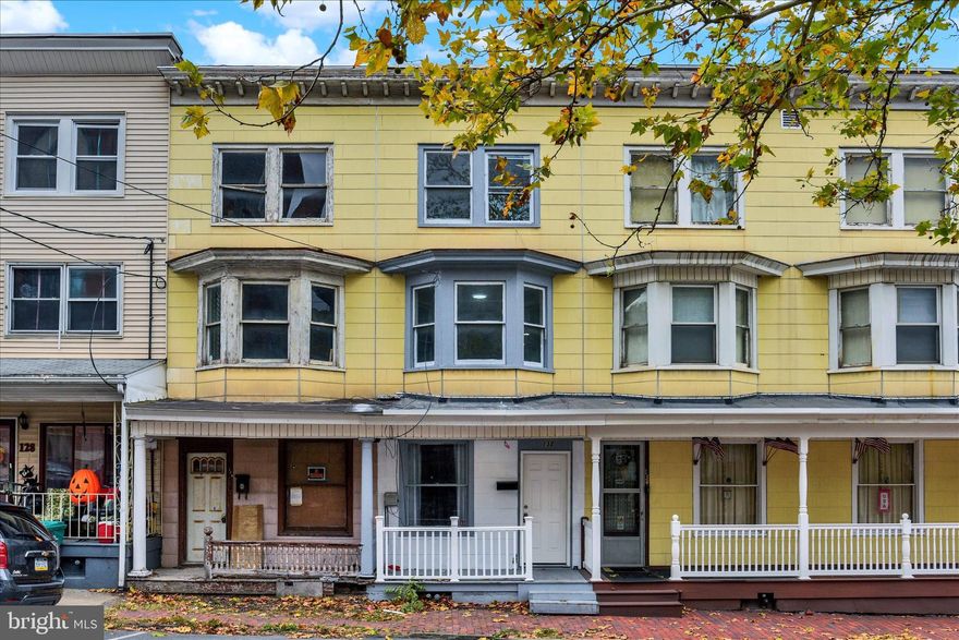 Investor Special! This 4bedroom, 1 bathroom home offers of potential. Perfect for a rental or a single family home. This property has been fully updated and ready to go. Phenomenal  opportunity!! Don’t miss out on this great property.