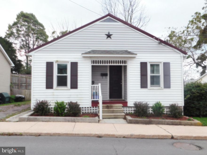 MOVE IN READY TO THIS OPEN FLOOR PLAN 2 BEDROOOM HOUSE. METAL ROOF AND FENCED IN REAR YARD WITH FIRE PIT AREA. HOME FEATURES HARDWOOD FLOORS AND A REMODELED KITCHEN WITH SEPERATE DINING ROOM. MOST APPLIANCES ARE LESS THEN A YEAR OLD (INCLUDING WASHER AND DRYER)