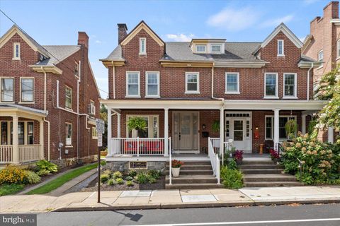 Photo of 548 W LEMON ST, LANCASTER, PA 17603 (MLS # PALA2039408)