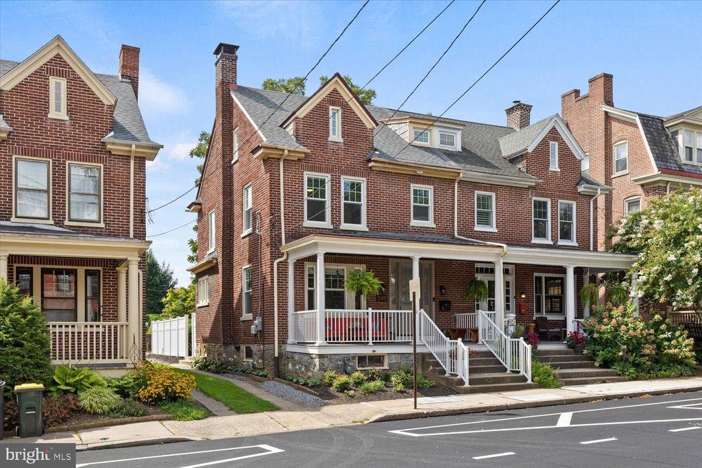 Photo of 548 W LEMON ST, LANCASTER, PA 17603 (MLS # PALA2039408)