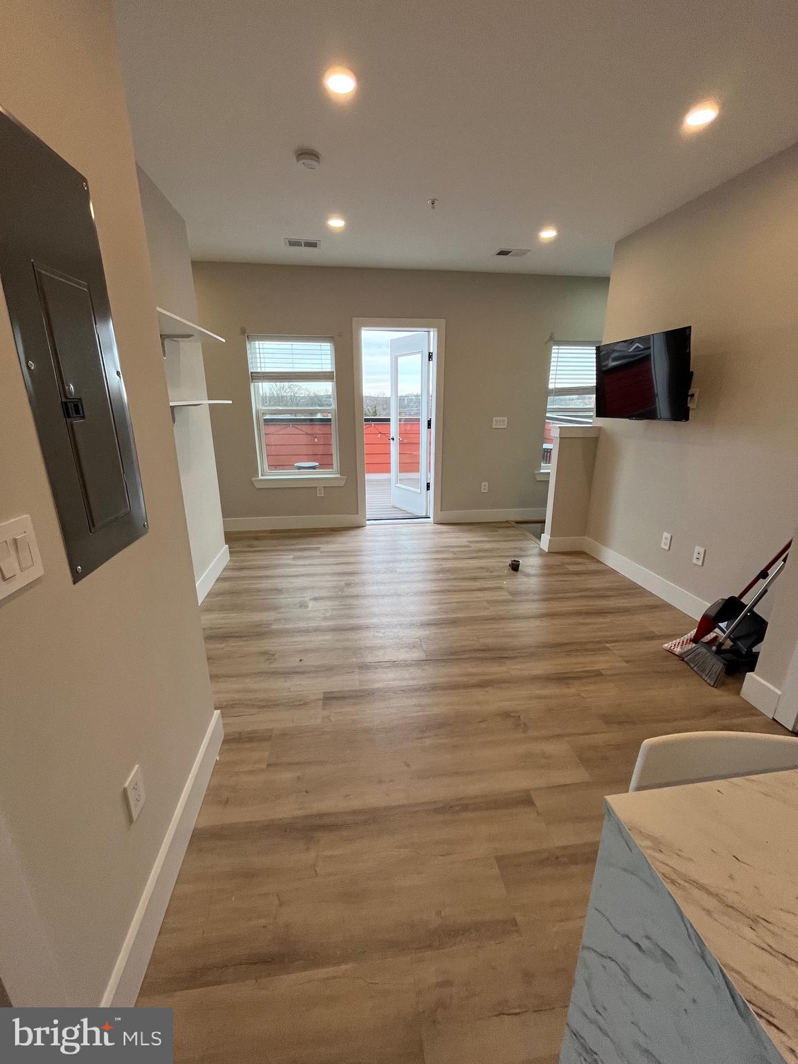 2385 RHODE ISLAND NE 21