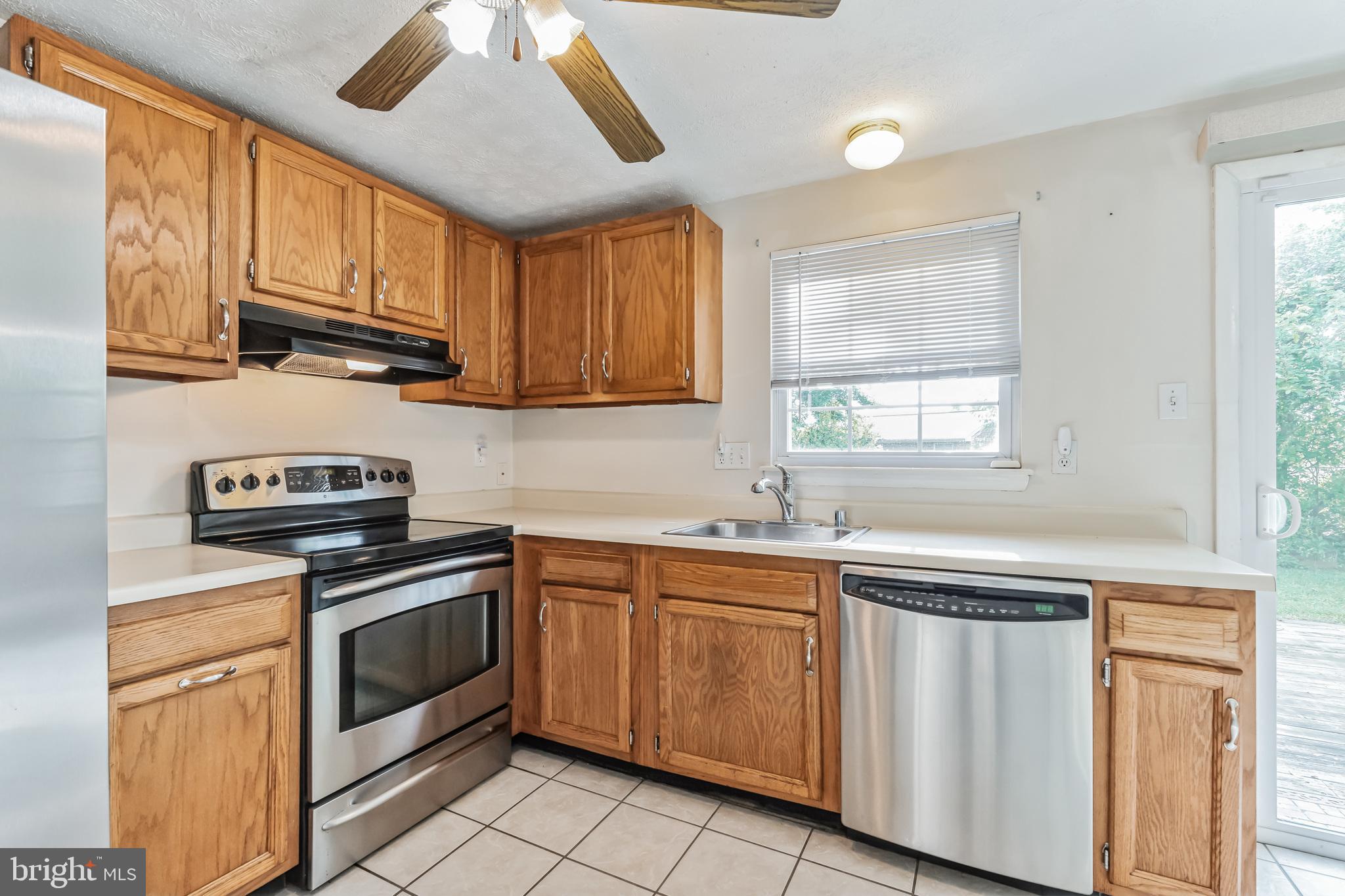 FOUR SEASONS ESTATES - Residential Lease