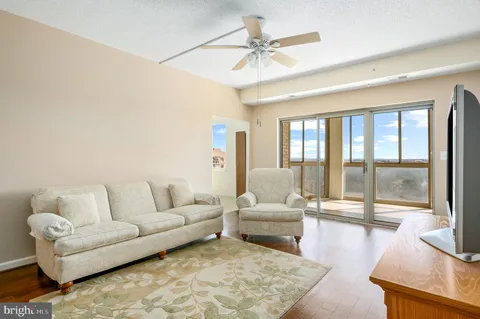 19375 Cypress Ridge Terrace Unit 906, Leesburg, VA MLS: VALO2091756