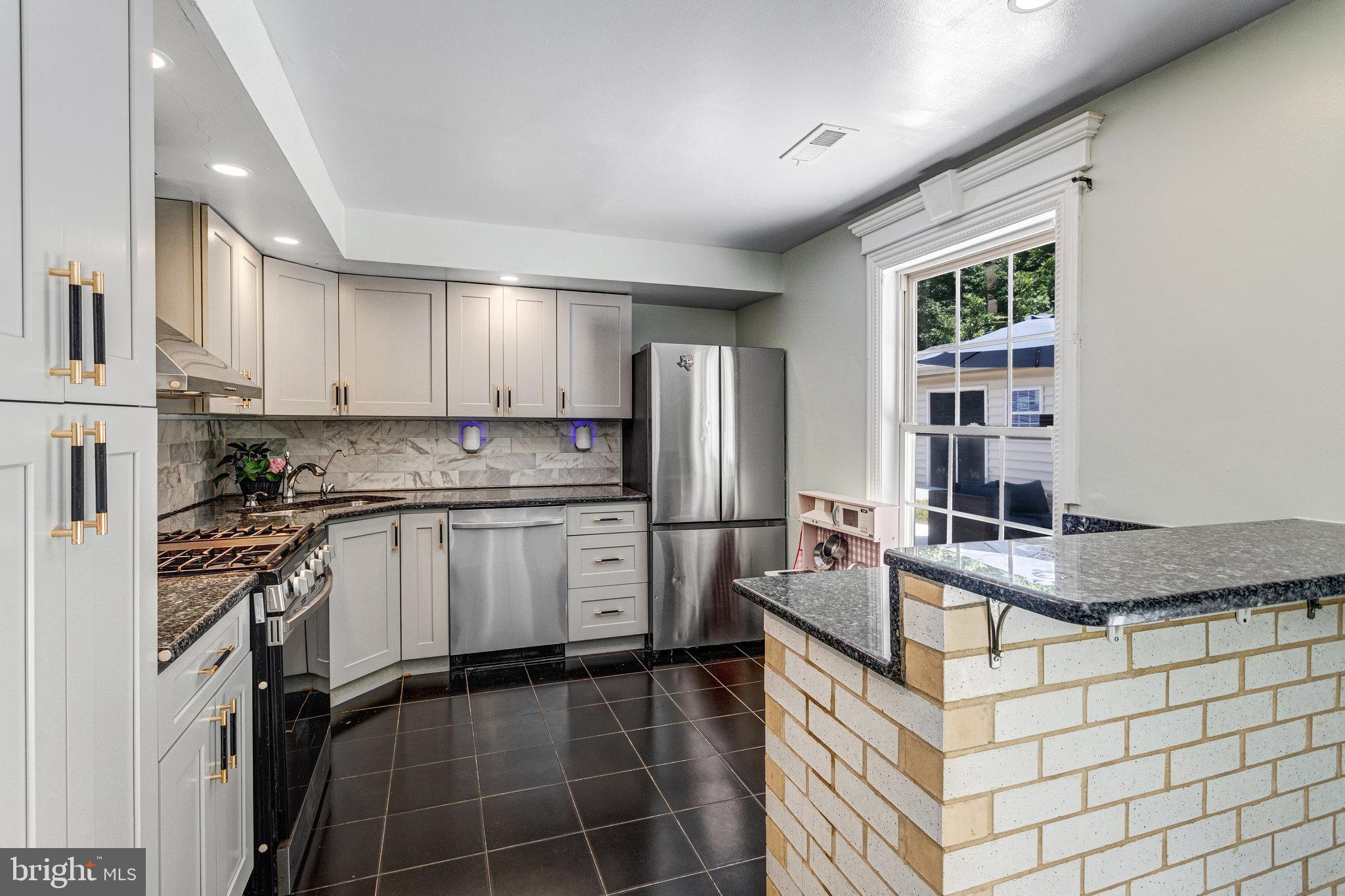 5577 ROUNDTREE DRIVE