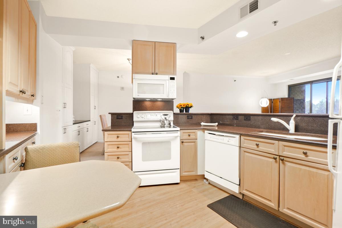 VANTAGE POINT WEST AT LW - Residential