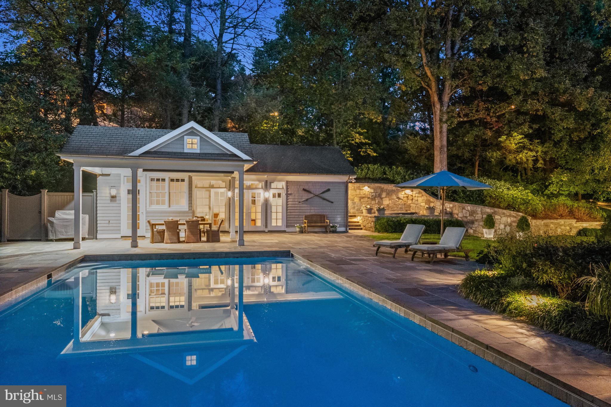 3033 UNIVERSITY TERRACE NW