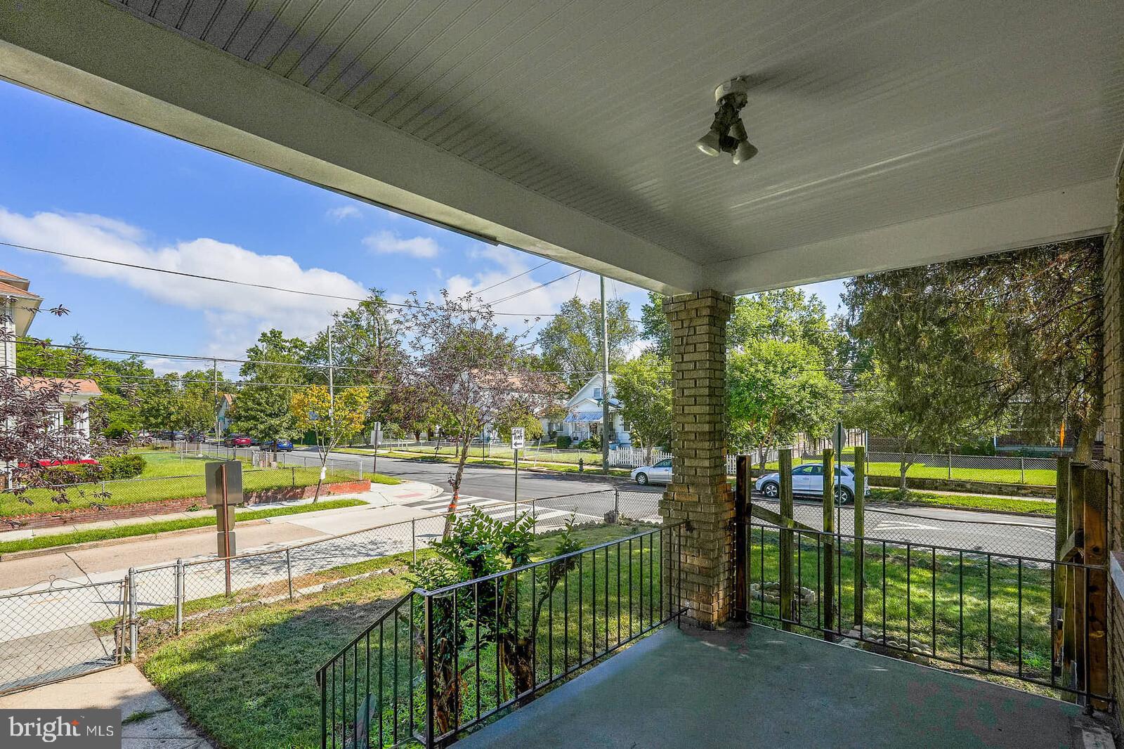 655 RALEIGH PLACE SE