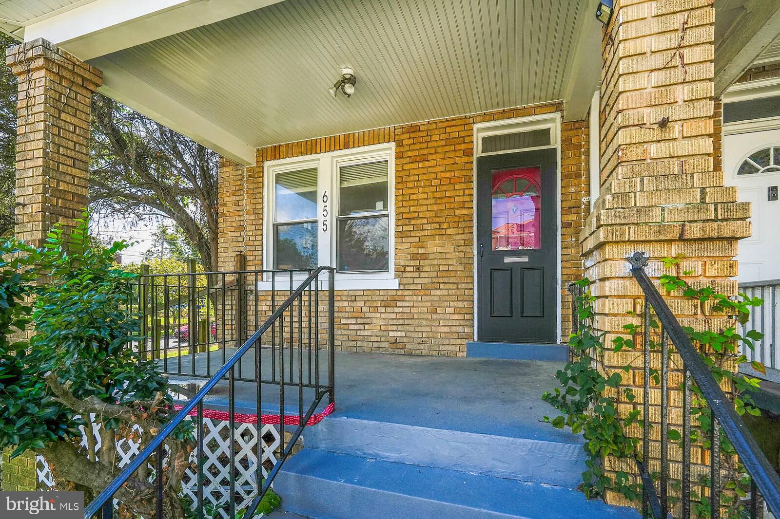 655 RALEIGH PLACE SE