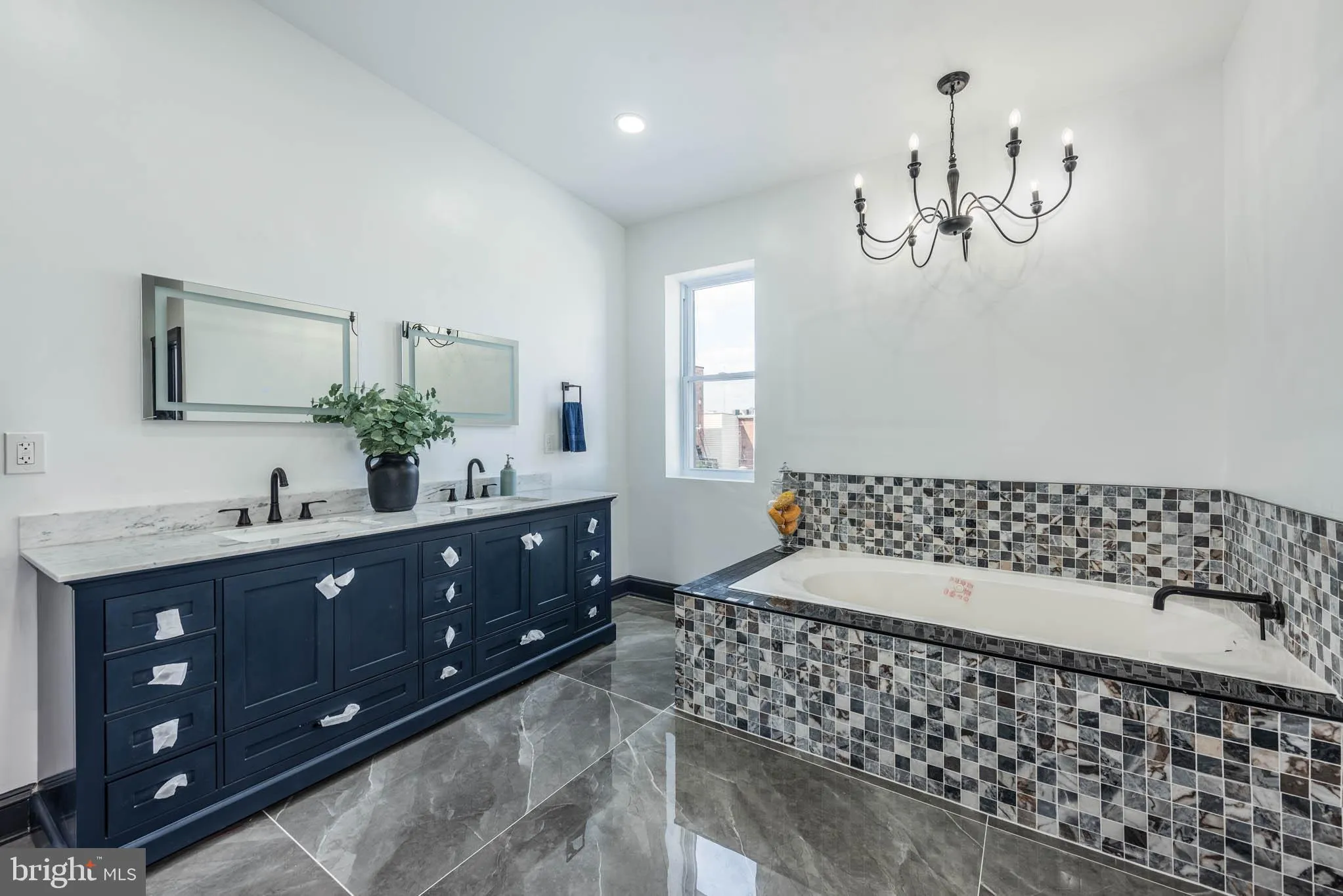 Baltimore, Maryland 21217, United States, 5 Bedrooms Bedrooms, ,6 BathroomsBathrooms,Residential,Pending,77576
