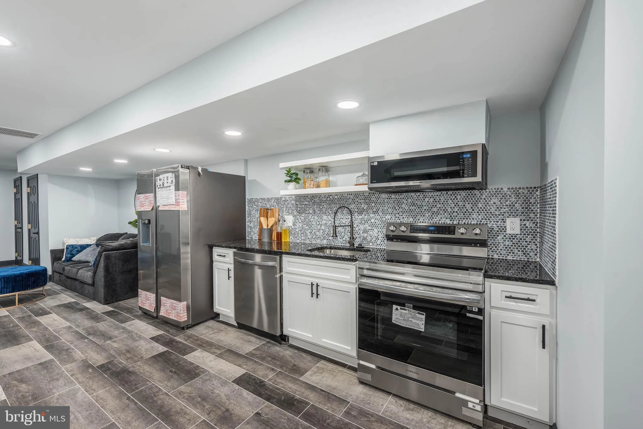 Baltimore, Maryland 21217, United States, 5 Bedrooms Bedrooms, ,6 BathroomsBathrooms,Residential,Pending,77576