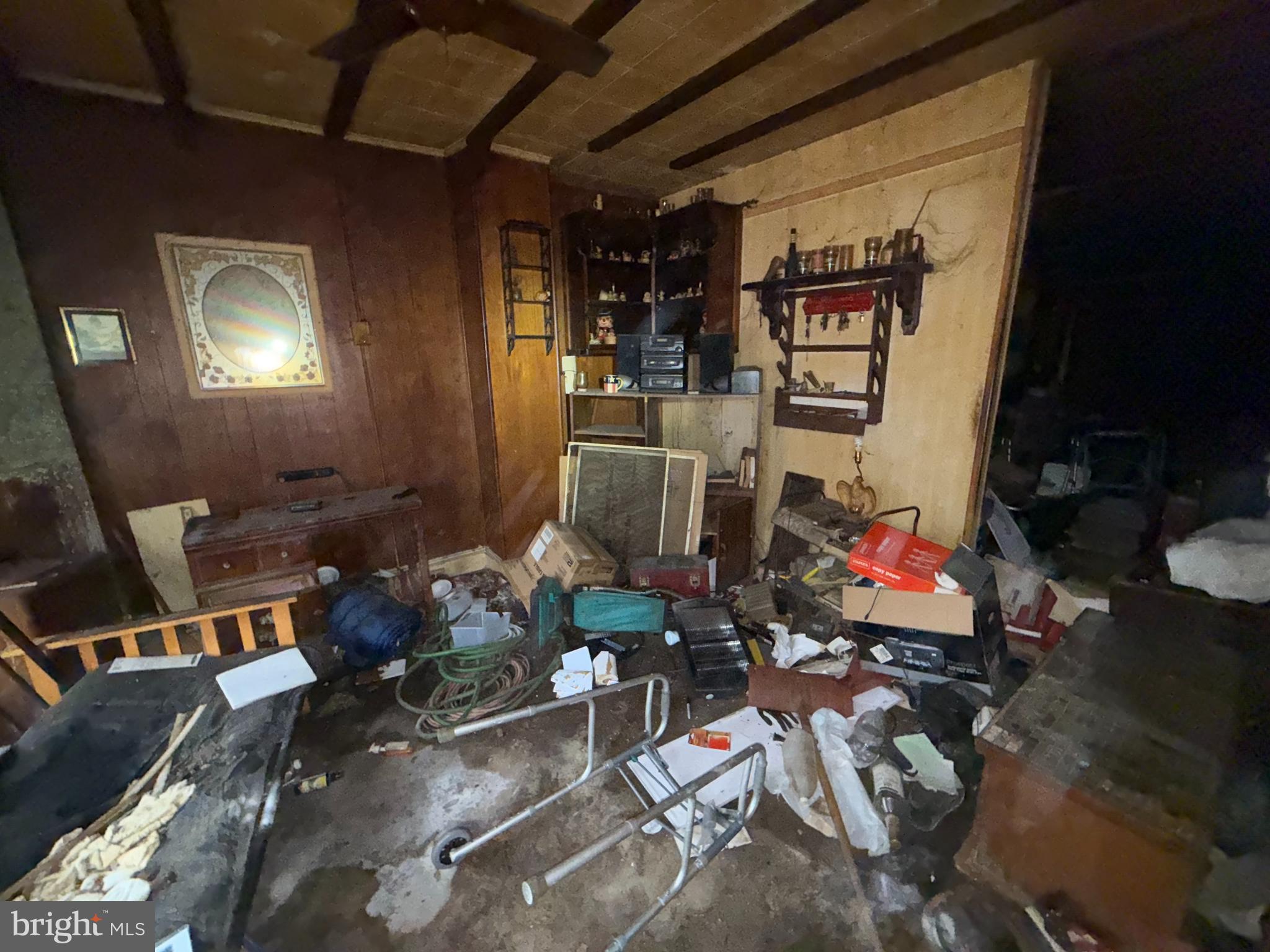 2045 E VICTORIA STREET