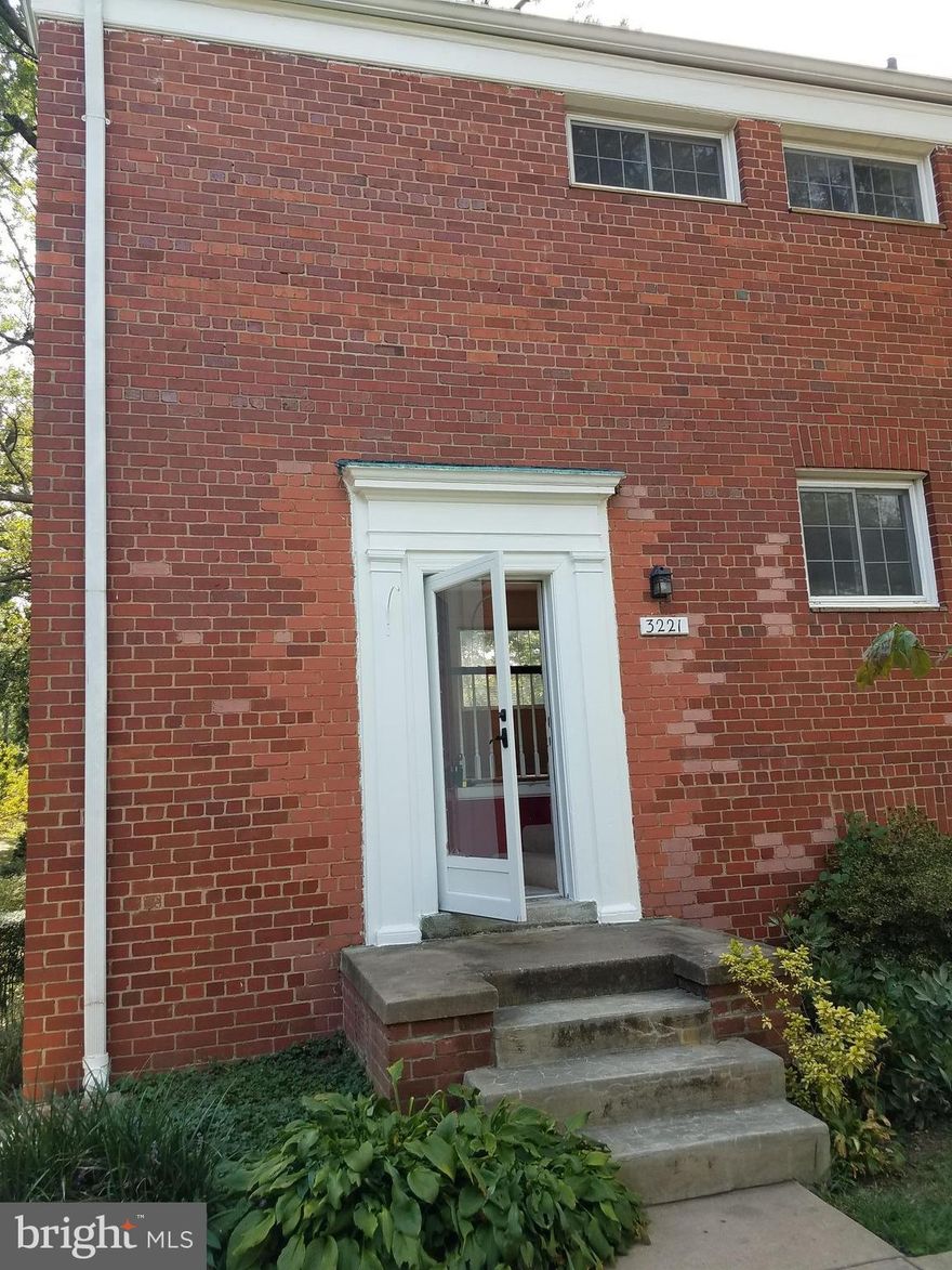 BACK ON THE MARKET** Renovated  freshly painted 2 bdrm twnhse condo in courtyard setting! New s/s appliances, granite counter tops.**New wood floors on main lvl, **Newly carpeted bdrms & bthrm with new ceramic floor!.**.Home is professionally decorated** Amenities include  tennis court, swimming pool & tot lots. **Easy commute to  DC and short walk to Shirlington Village!