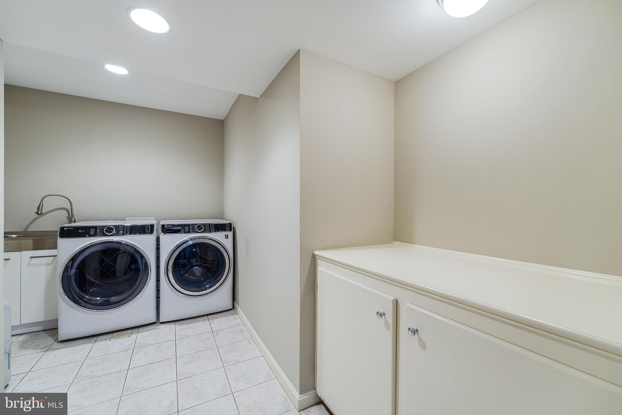 RIVERSIDE MANOR - Residential