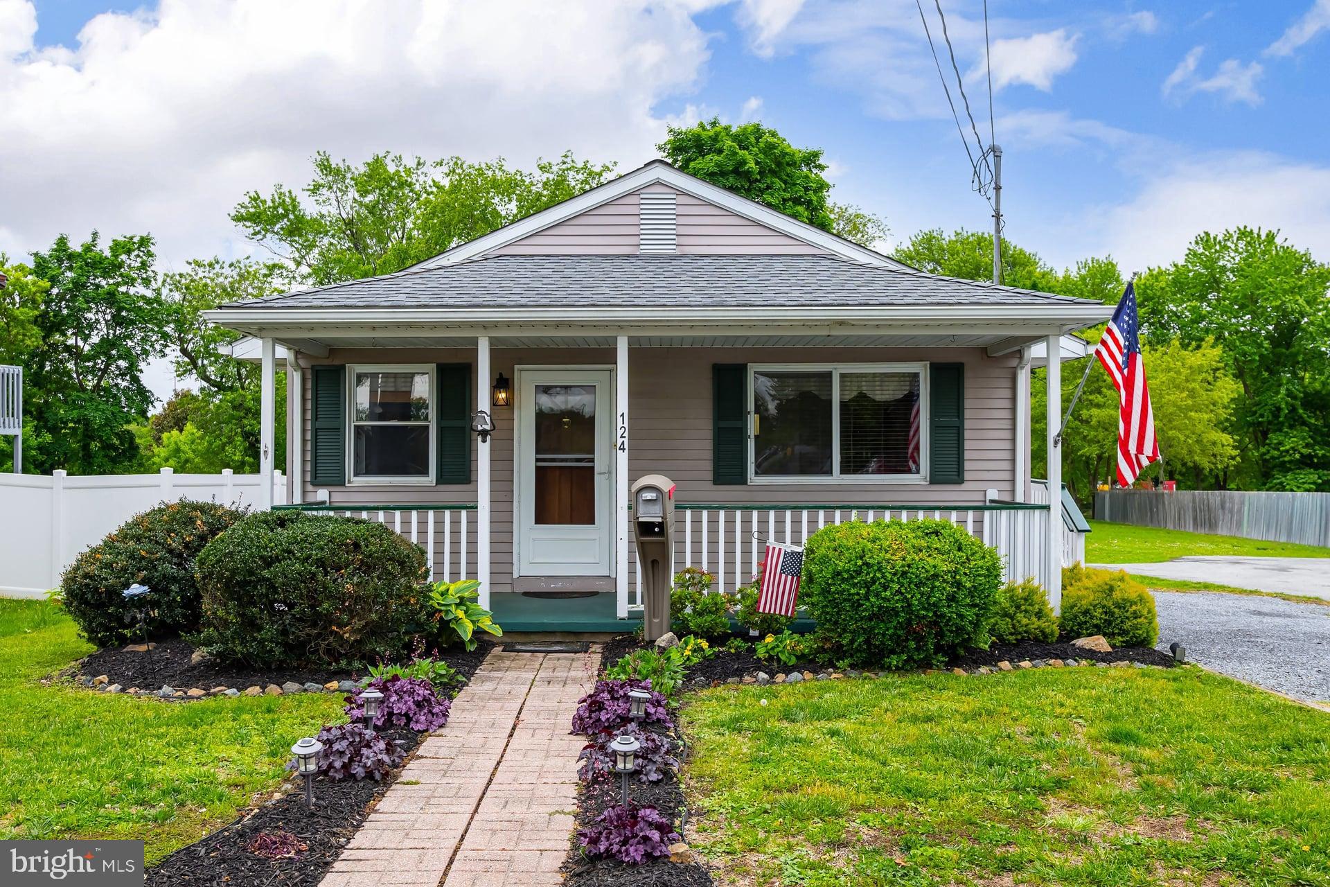 124 E MILLBROOKE AVENUE