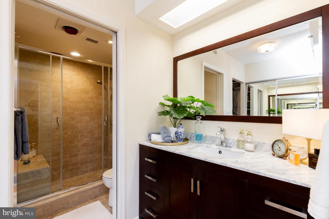 BARKLEY CONDO - Residential Lease