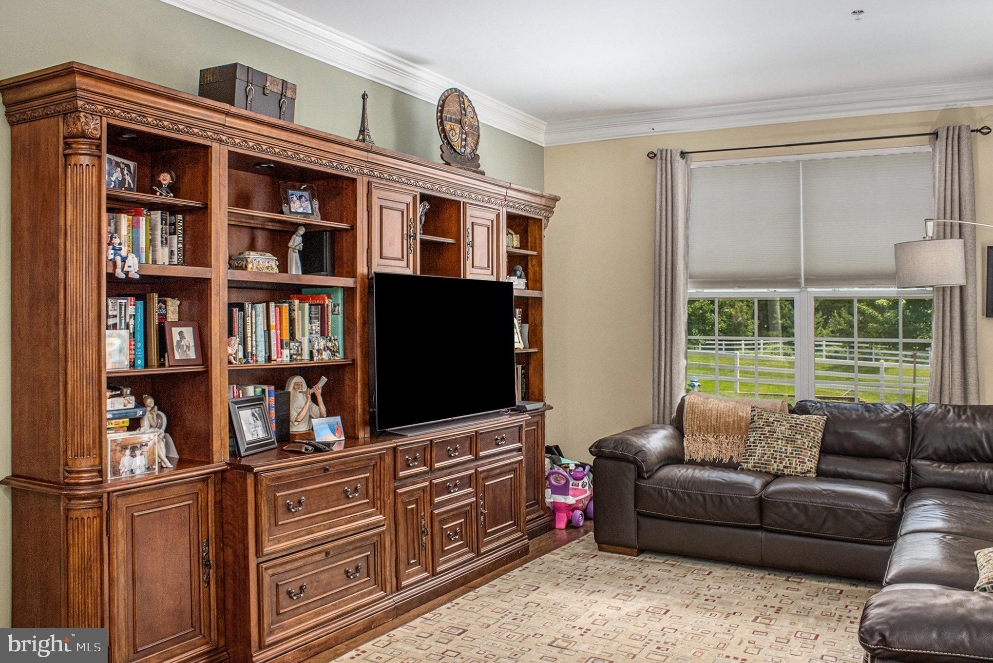 WHISPERING PINES - Residential