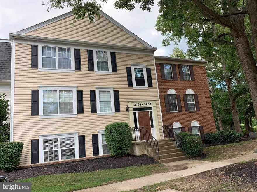 AVAILABLE NOW - RENOVATED 2BR, 1BA CONDO IN ANTIETAM SQUARE. TRADITIONAL FL PLAN. GOOD SIZE LIVING ROOM WITH HARDWOOD FLOOR LEADING TO BALCONY. KIT OFFERS LOTS OF CBNTS AND EIK. HUGE MBR. ASSIGNED PK SPACE & VISITOR PASS PER UNIT.