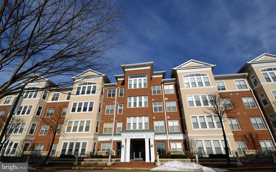 Effortless living at its finest. Elevator access, 2 bedroom 2 bathroom condo with all the fixins to include granite, upgraded cabinets seperate den, outside balcony and most importantly the view of the Potomac.