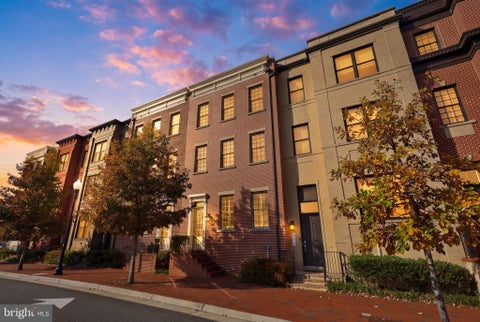 Photo of 709 Monroe Street, HERNDON, VA 20170 (MLS # VAFX2347760)