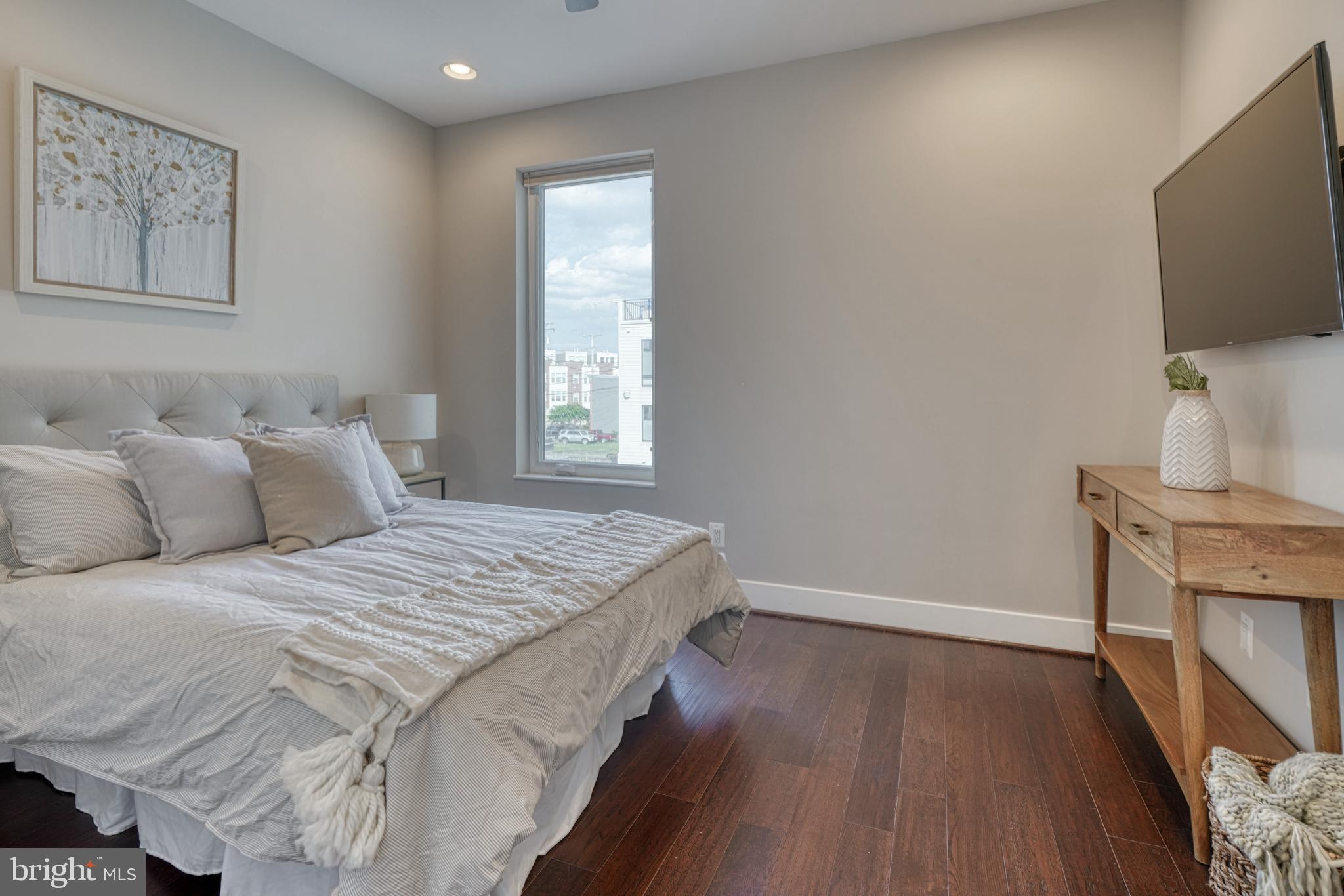 LOCUST POINT - Residential