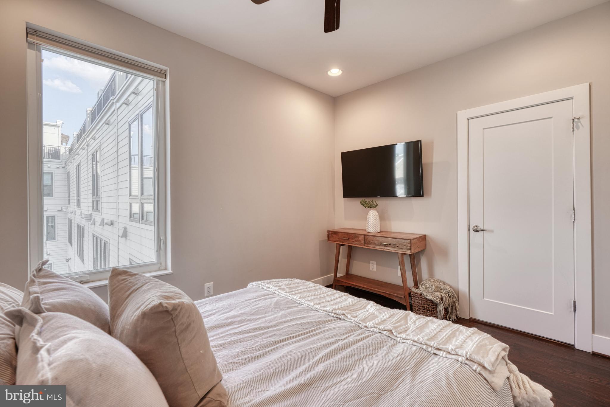 LOCUST POINT - Residential