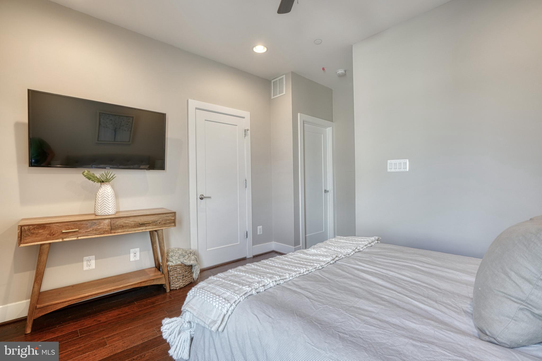 LOCUST POINT - Residential