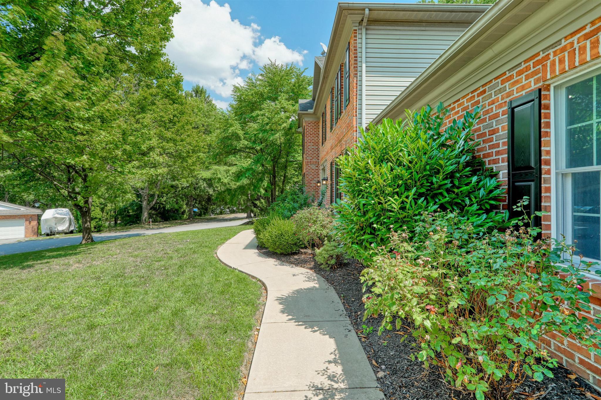 STRATHCONA HILLS - Residential