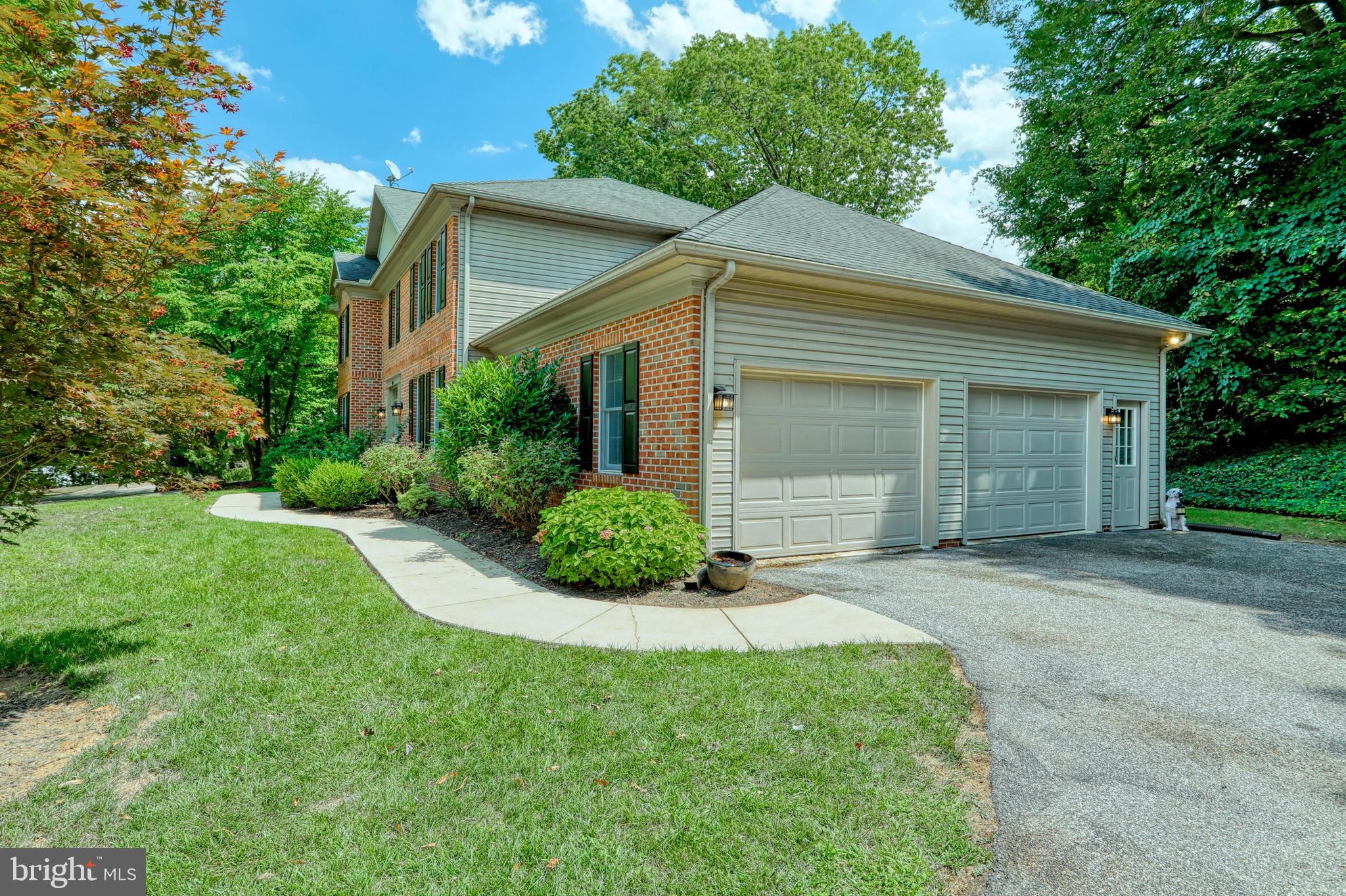 STRATHCONA HILLS - Residential