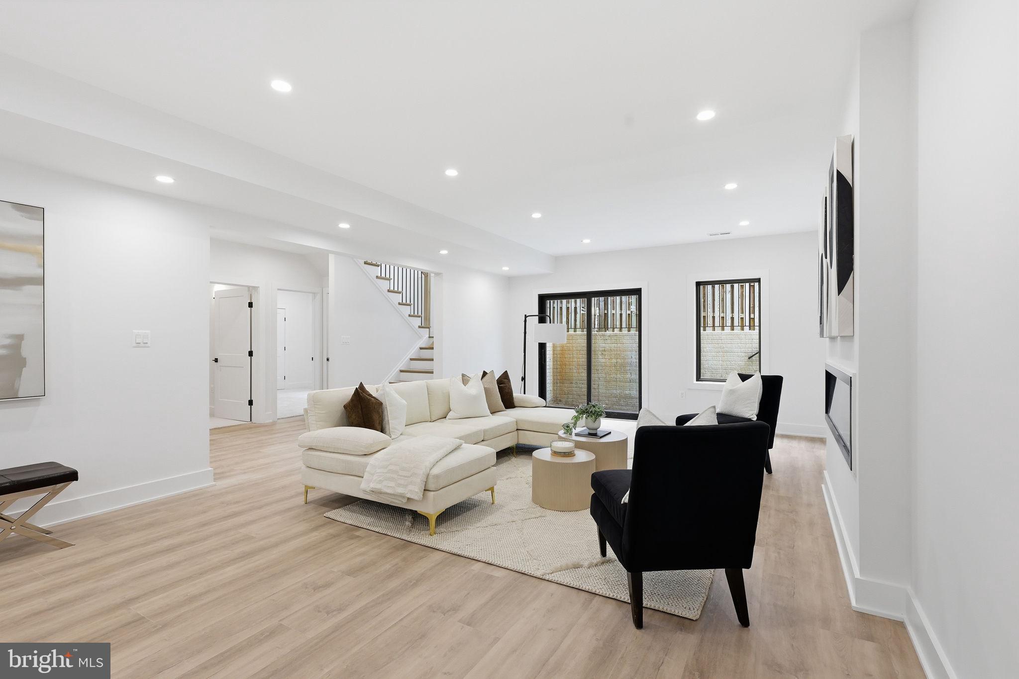 VIENNA WOODS - Residential