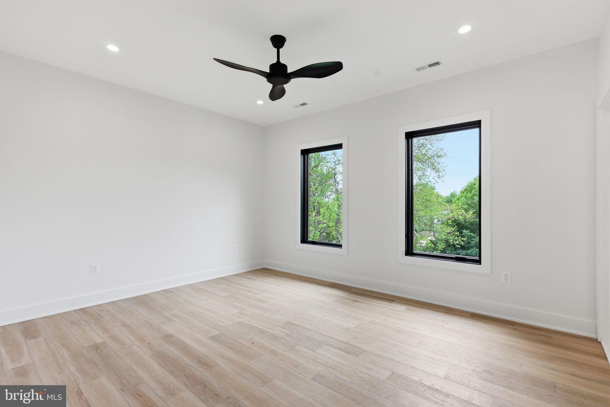 VIENNA WOODS - Residential