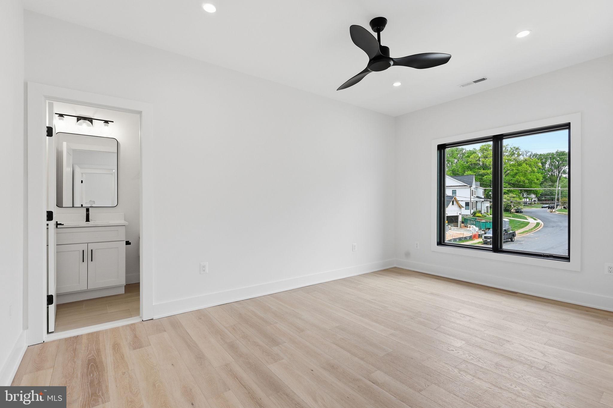 VIENNA WOODS - Residential