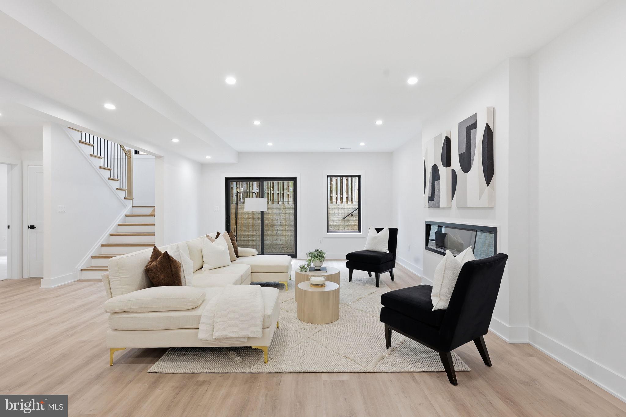 VIENNA WOODS - Residential