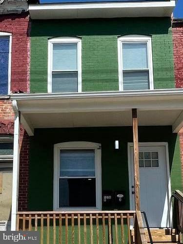 MUST SEE! UPDATED 4 SEPERATE UNIT TOWNHOME IN SOUGHT AFTER WESTPORT COMMUNITY! UNIT 2A HAS LAMINATE FLOORS THROUGHOUT. ONE SPACIOUS BEDROOM. BATHROOM WITH UPDATED VANITY WITH STALL SHOWER. NEW STACKED WASHER DRYER. KITCHEN HAS REFRIDGERATOR, WITH BUILT IN MICROWAVE.
CALL OWNER DIRECTLY FOR SHOWINGS
4 UNITS RENTED SEPERATELY