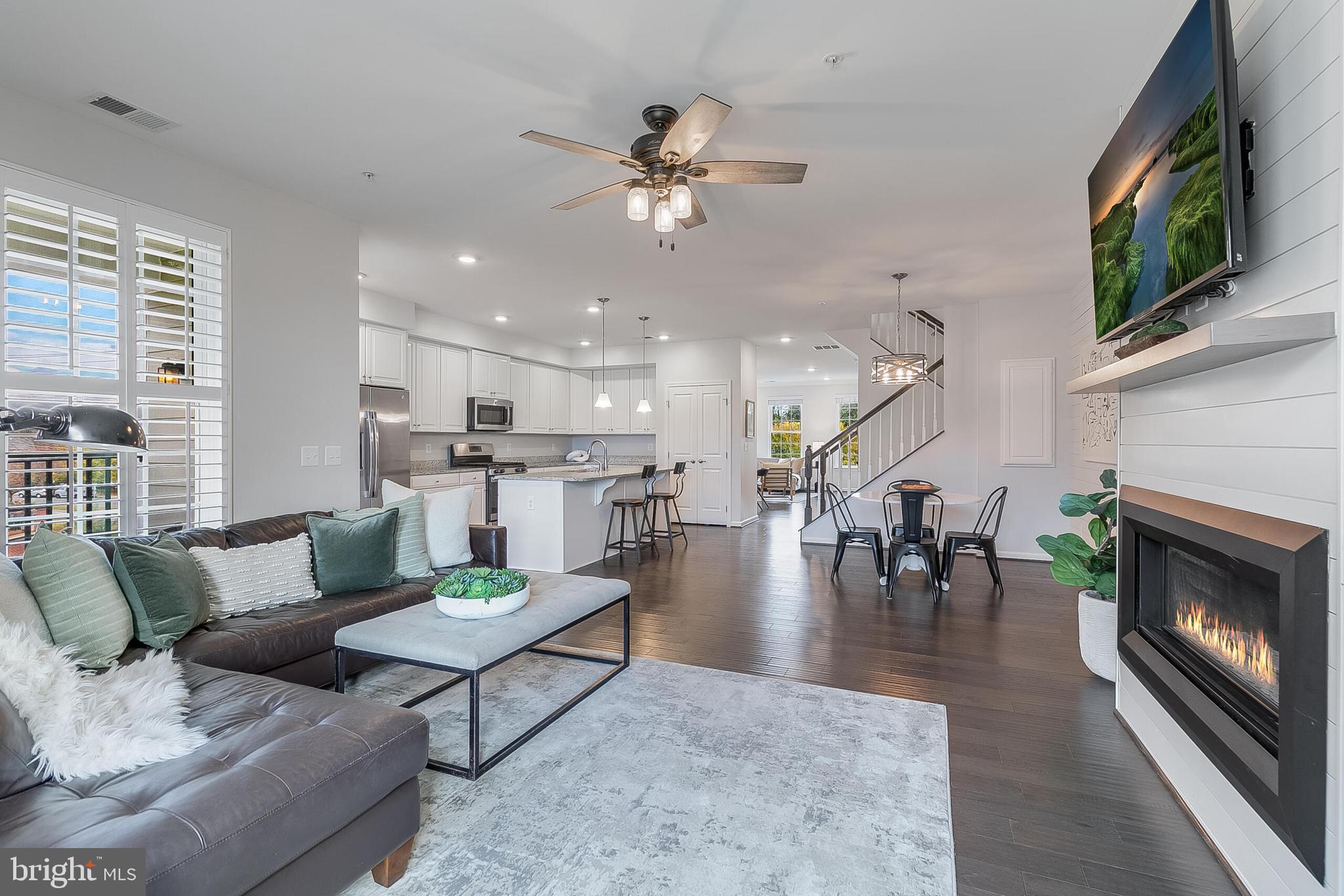 202 MURDOCH SQUARE SE