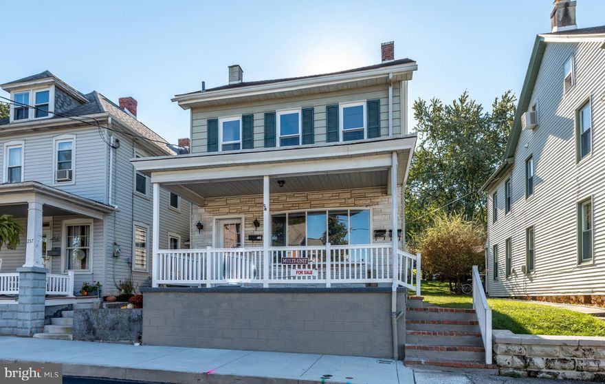 3 unit in Ephrata with great return on your money. A recently rehabbed single home and two semi-detached , both leased.