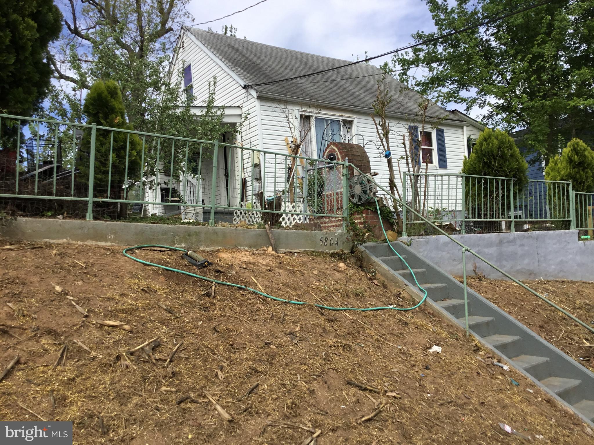 Single family house with 4 bedroom and 3 full bathrooms , plus 2 den in basement.
wood laminate floor on main level, ceramic title on kitchen floor , fully finish basement with 2 den and 1 full bathroom and more, come and see it!!