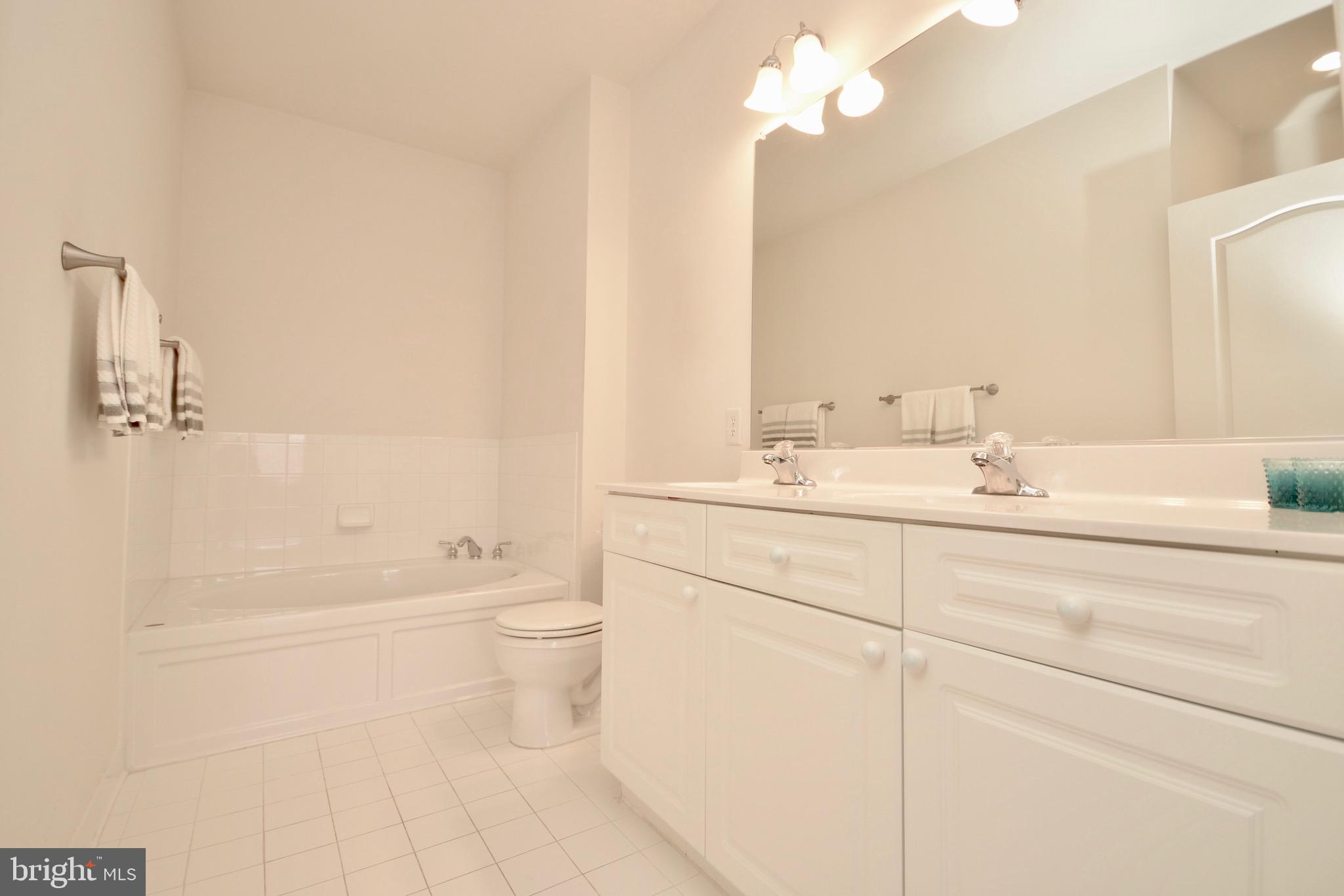 FORTNIGHTLY SQUARE - Residential Lease