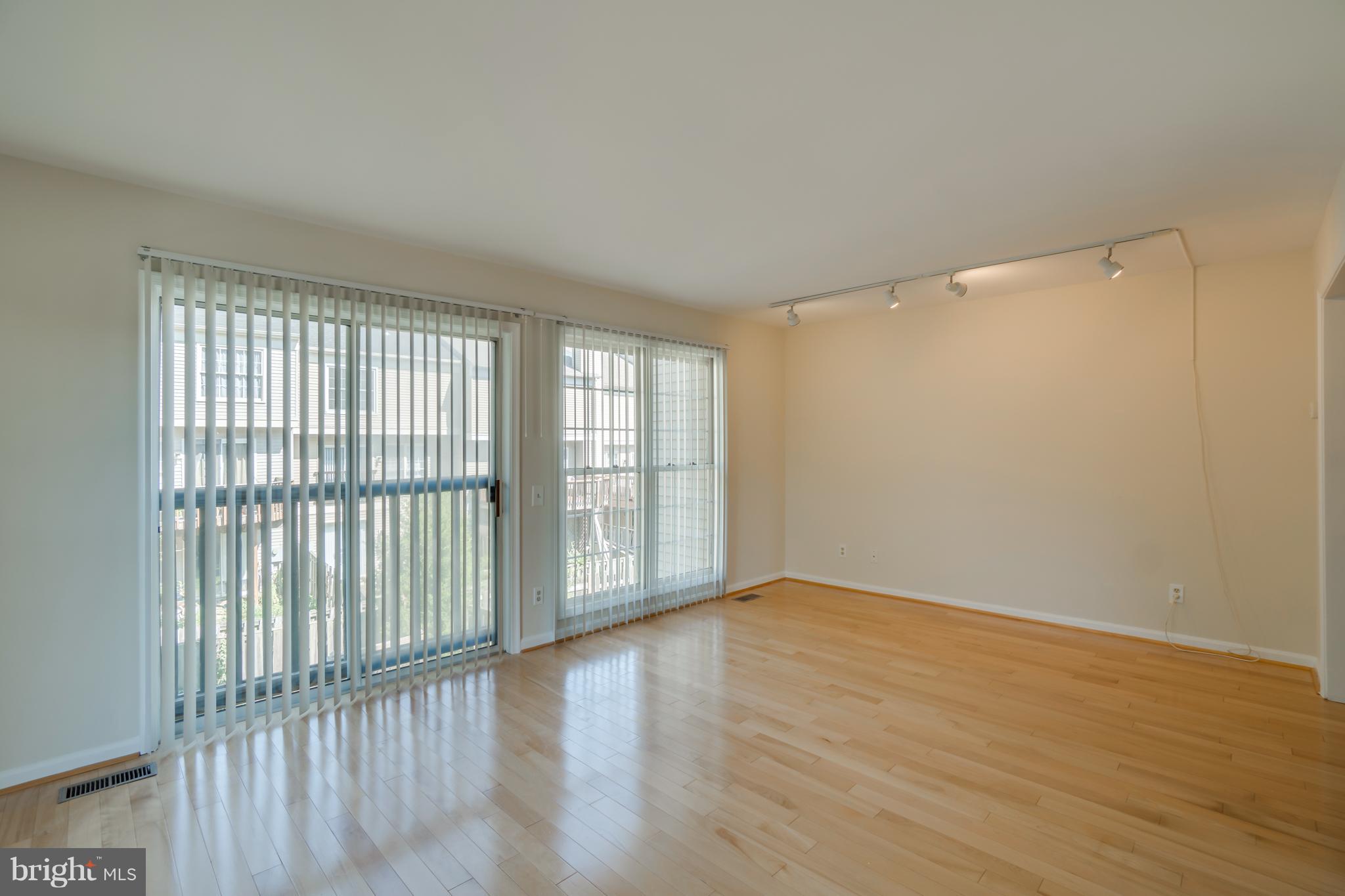 SPRING KNOLL - Residential