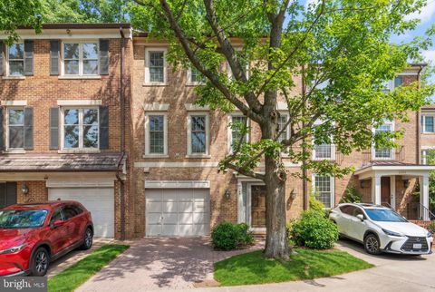 Townhouse For Sale - 2407 S Queen Street<br/> Arlington County, ARLINGTON, VA 22202