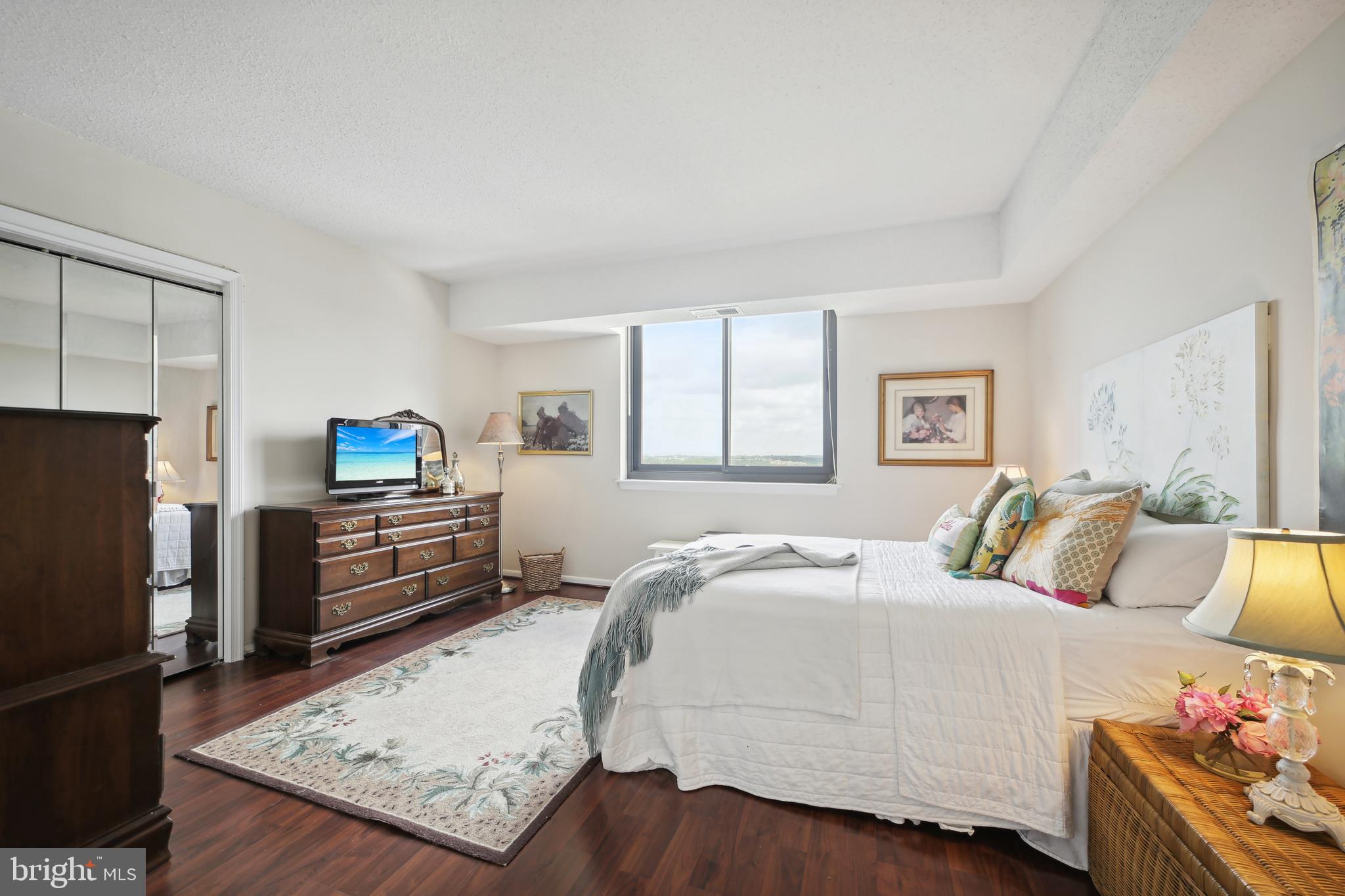 SKYLINE SQUARE CONDO - Residential