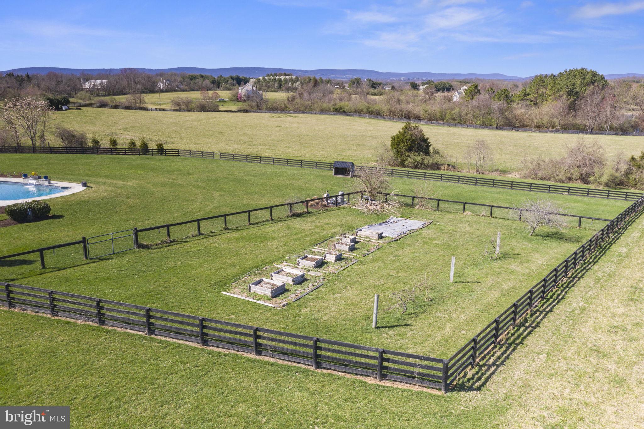 HUNTING HILL FARMS - Residential